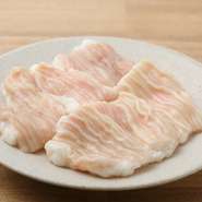 定番のホルモンに上ミノ・ハチノス・センマイなど、新鮮なホルモンもまた焼肉には欠かせない存在。風味豊かな脂とそれぞれの持つ独特の食感を、心行くまで堪能できます。