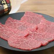 お店のイチオシメニュー『炙りロース』。店名の【さく】にちなみ、“片面3.9秒”ずつ焼き上げるのがもっともおいしくいただけるコツ。厳選された赤身肉の旨みを実感させてくれます。