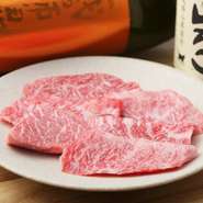 何よりも大切にしているのはおいしさ。A5クラスのなかでも特に赤身の味の強いものを選ぶなど、産地やブランドではなく、あくまでクオリティを重視し日々素材を厳選しています。