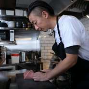 “上”だけでなく通常のカルビやロースでも納得できるような、素材選びを心掛ける戸部氏。メインのお肉だけでなく、ビール1杯・サワー1杯にもこだわり、おいしく丁寧に提供できるよう心がけています。