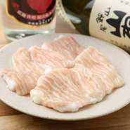 お肉の存在をさらに魅力的にしてくれるワインや日本酒。お肉の味に合わせて、個性の異なるものをピックアップ。今後も積極的にラインナップを充実させていく予定とか。