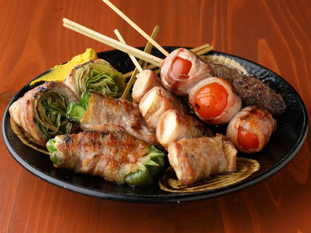 オススメの『野菜巻き』と『つくね』を盛り合わせた『野菜肉巻き おまかせ５本盛り』