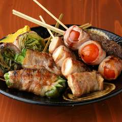 オススメの『野菜巻き』と『つくね』を盛り合わせた『野菜肉巻き おまかせ５本盛り』