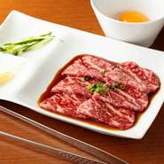 薄いリブロースをサッと軽く焼き、お好みで千切りの胡瓜や生姜を巻いて卵黄につけていただきます。リブロースは脂が乗っていますが、胡瓜や生姜と一緒に食ることでさっぱりと楽しむことができます。