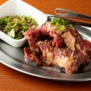 ハラミの横に、青唐辛子好きの店主がこだわって開発した青唐辛子、ニンニク、ネギの薬味が添えられています。辛いものが好きな方は焼いたハラミにこの薬味を乗せて召し上がれ。ハラミの味がいっそう引き立ちます。