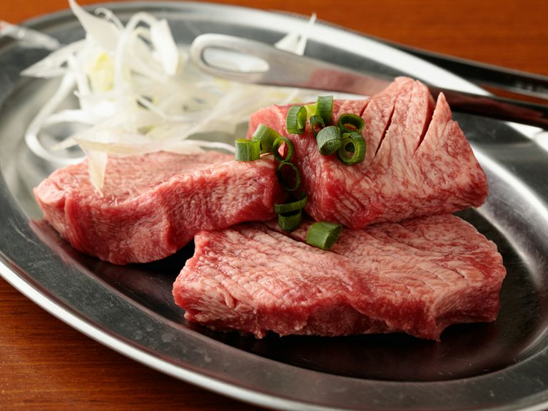 その日に捌いた生のタンを贅沢に味わえる『特上厚切りタン塩』