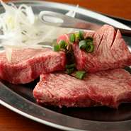 冷凍したものではなく、その日に捌いた生のタンを味わえる【特上厚切りタン塩】。分厚いので満足感があり、上質な部分のみを切り分けているため柔らかな食感を堪能できます。切り込みが入っており、食べやすいです。