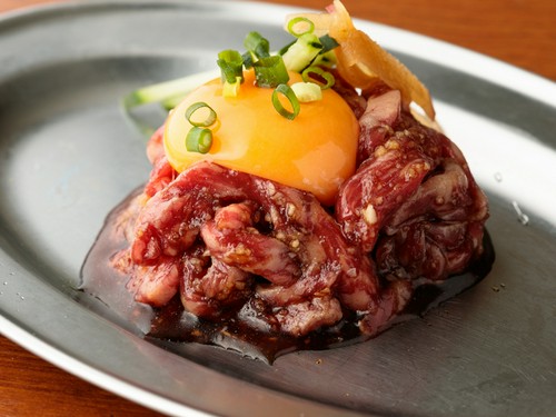 『炙りユッケ刺し』980円