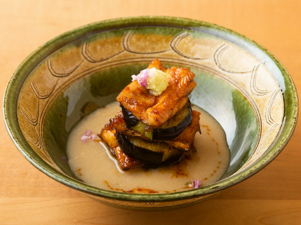 香ばしい穴子としっとりした揚げナスが織りなす極上の味わい『焼き穴子利久あん』