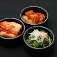 白菜キムチ・大根カクテキ・オイキムチの三種類。
各種、単品もご準備しています。