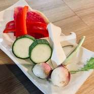彩り綺麗なお野菜を。季節のお野菜を盛合せています。