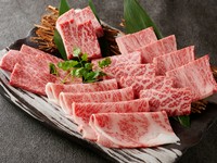 近江うしの良いところ取りの盛合せです。
極上のステーキや上カルビ、上ロース、薄切りの極上ロース等、良いところが詰まった盛合せです。
※2名様分4,840円からご準備出来ます。