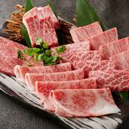 日本三大和牛「近江うし」のさまざまな部位を1人1切れずつ盛合わせており、色々な食感・味を少しずつ楽しめると人気です。1人2420円（税込）で2名様から人数に合わせた盛合わせが可能です（写真は4名盛りです）。