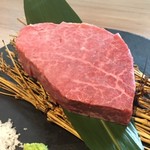 キメの細かいフィレの中でも最高の部位。
柔らかさと品の良さをお楽しみ下さい。