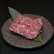 大判のハラミを焼き上がりにお好みにカットしてお召し上がりください！