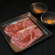 薄切りのお肉を卵に付けて。ご飯と相性抜群な贅沢な一品です。
卵2個付き