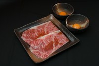薄切りのお肉を卵に付けて。ご飯と相性抜群な贅沢な一品です。
卵2個付き