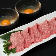 赤身で薄切りのお肉は一番食べやすい。
お子様にも人気の卵を付けて食べる焼きすき。
卵2個付き