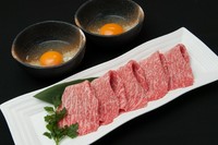 赤身で薄切りのお肉は一番食べやすい。
お子様にも人気の卵を付けて食べる焼きすき。
卵2個付き