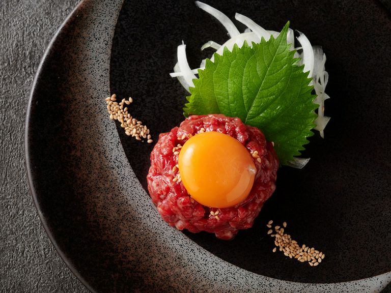 生肉の取り扱い許可を取得しているお店だから味わえる、貴重なメニュー『にくTATSUユッケ』