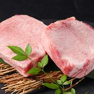 厚切りのタンをステーキで。厚いまま焼いて、ハサミで短冊状に切ってお召し上がり頂きます。数に限りがあります。