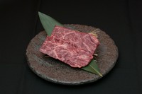 贅沢に一枚も丸々焼きます。お腹いっぱいになるハラミで大満足です。