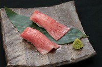 お寿司専門ではないですが、シャリにもひと味。
焼肉のスタートに是非!2貫~