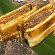 8～10時間香味野菜と一緒に煮込んで柔らかくなった上質なタンを揚げてカツにしています。絶品です！数量限定なのでお早めに。