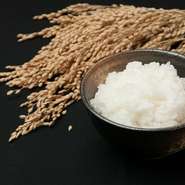 滋賀県産
お水の美味しい滋賀県のお米は、近江うしとも相性は勿論、最高です。
大盛や少な目も出来ます。お声がけ下さいませ。