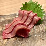 お肉の甘味を引き出す炙り刺し。
お醤油を少し垂らして一口。お肉の本来の味を味わえる逸品です。