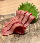 お肉の甘味を引き出す炙り刺し。
お醤油を少し垂らして一口。お肉の本来の味を味わえる逸品です。