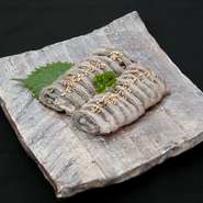 お持ちした時に「綺麗ですね」とお声を頂く事も多い。
センマイは「千枚重なったよう」が名前の語源と言われています。
丁寧にご準備しているからこその一皿を是非、お酒と一緒にどうぞ。