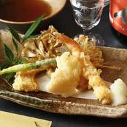 旬の魚介や野菜をカラリと軽やかに揚げた天ぷらは、その時季ならではの食材を素材を生かしたシンプルな揚げ方でご提供いたします。季節食材の他、自慢の海老天ぷらなど定番メニューも是非お試しください。