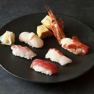 三貫8９0円
沼津や宮崎など各地の漁港から直送される新鮮な魚介を使った握り寿司です。その時期にいちばん旨みを増す旬の食材を堪能できる一皿は、日本酒との相性もぴったり。思わずお酒が進みます。