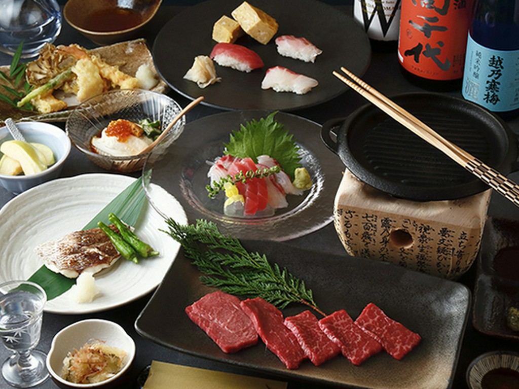 毎日仕入れている鮮度の高い魚介料理に加えて、自分で焼ける『黒毛和牛の鉄板焼き』を揃えたコースです。