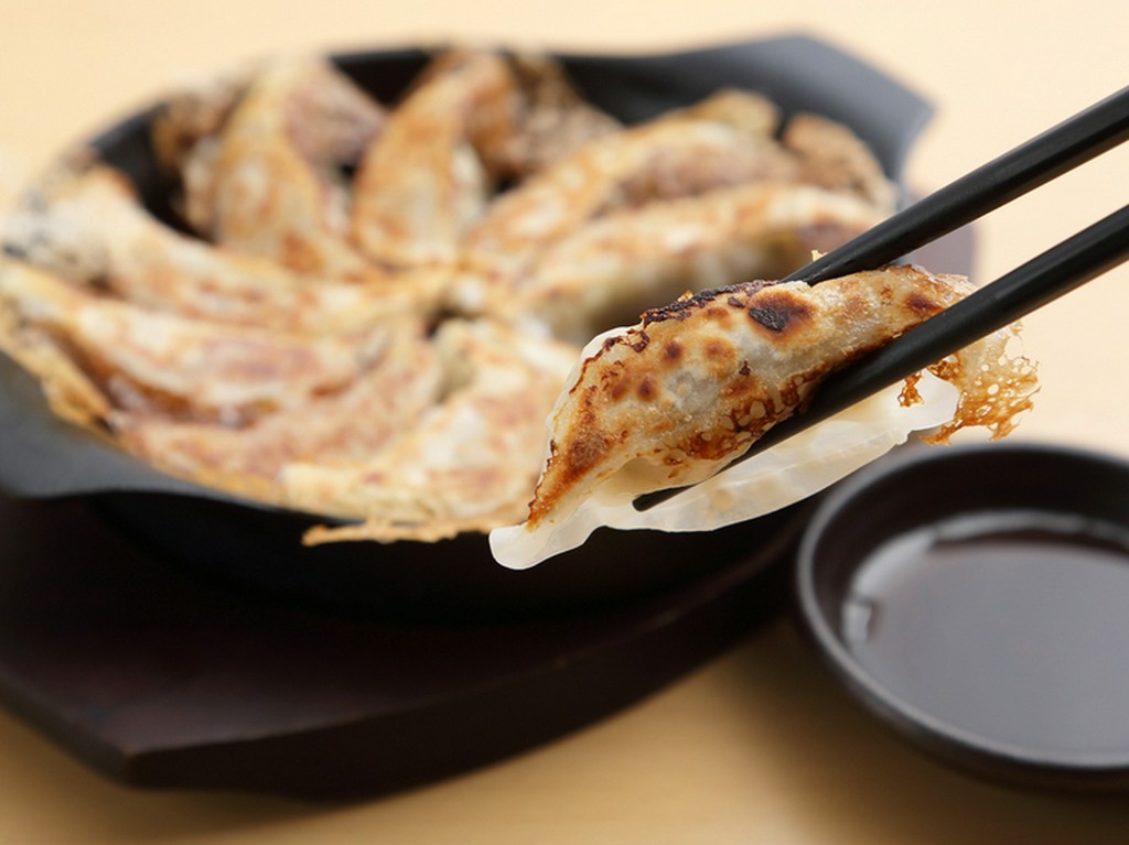 博多風の一口サイズ！　食べやすい『鉄鍋一口餃子』（10個入り並サイズ）