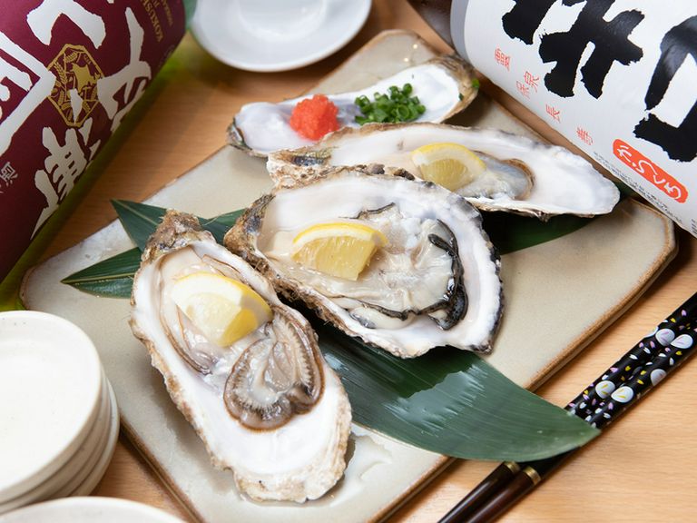 レモンを絞ってチュルッといただく『石巻産生牡蠣』