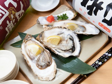 レモンを絞ってチュルッといただく『石巻産生牡蠣』