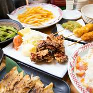 初めての方にもオススメのコース。『鶏の唐揚げ』、『ポテトフライ』など、お店で人気のメニューが一気に楽しめます。
お料理のみ1,800円／飲み放題込み3,300円