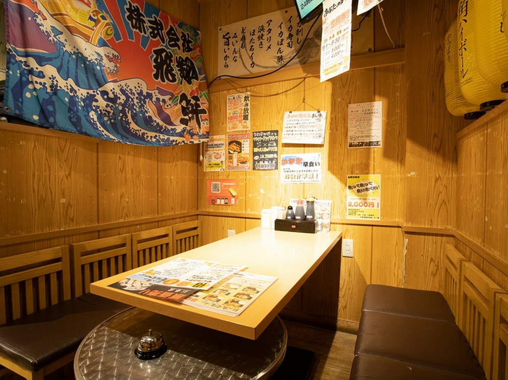 カーテンで仕切れる半個室もあり。早めの予約がオススメ