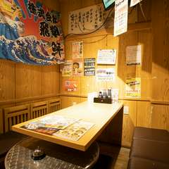 カーテンで仕切れる半個室もあり。早めの予約がオススメ