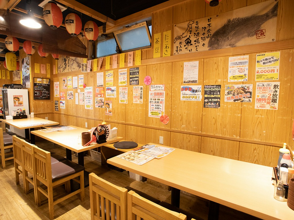 スタッフとゲストの笑い声が響く、活気あふれる店内