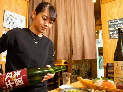 店内の様子に気を配り、細やかな気遣いでもてなしてくれる