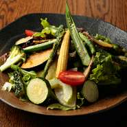 埼玉の「サンファーム高橋」直送、無農薬野菜を中心にした生野菜と温野菜、両方を合わせたボリュームのあるヘルシーメニューです。人気の自家製ハニーマスタードドレッシングでどうぞ。