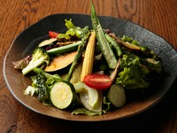 埼玉の「サンファーム高橋」直送、無農薬野菜を中心にした生野菜と温野菜、両方を合わせたボリュームのあるヘルシーメニューです。人気の自家製ハニーマスタードドレッシングでどうぞ。