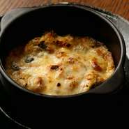 沢山の根菜を長時間じっくり煮込んでつくったソースは、野菜の旨味、甘みがたっぷり。ゴルゴンゾーラチーズとのコントラストを楽しめる一皿です。ワインとの抜群のハーモニーを楽しめます。
