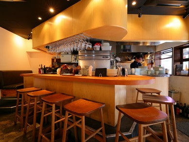 フラリと来店し、食事とお酒をひとり嗜む