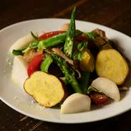 埼玉の「サンファーム高橋」直送、無農薬野菜を中心にした生野菜と温野菜、両方を合わせたボリュームのあるヘルシーメニューです。人気の自家製ハニーマスタードドレッシングでどうぞ。
