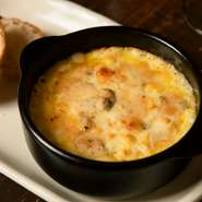 沢山の根菜を長時間じっくり煮込んでつくったソースは、野菜の旨味、甘みがたっぷり。ゴルゴンゾーラチーズとのコントラストを楽しめる一皿です。ワインとの抜群のハーモニーを楽しめます。
