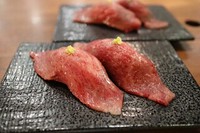 極上肉の握りをたまり醤油で。※価格表記は1貫の価格